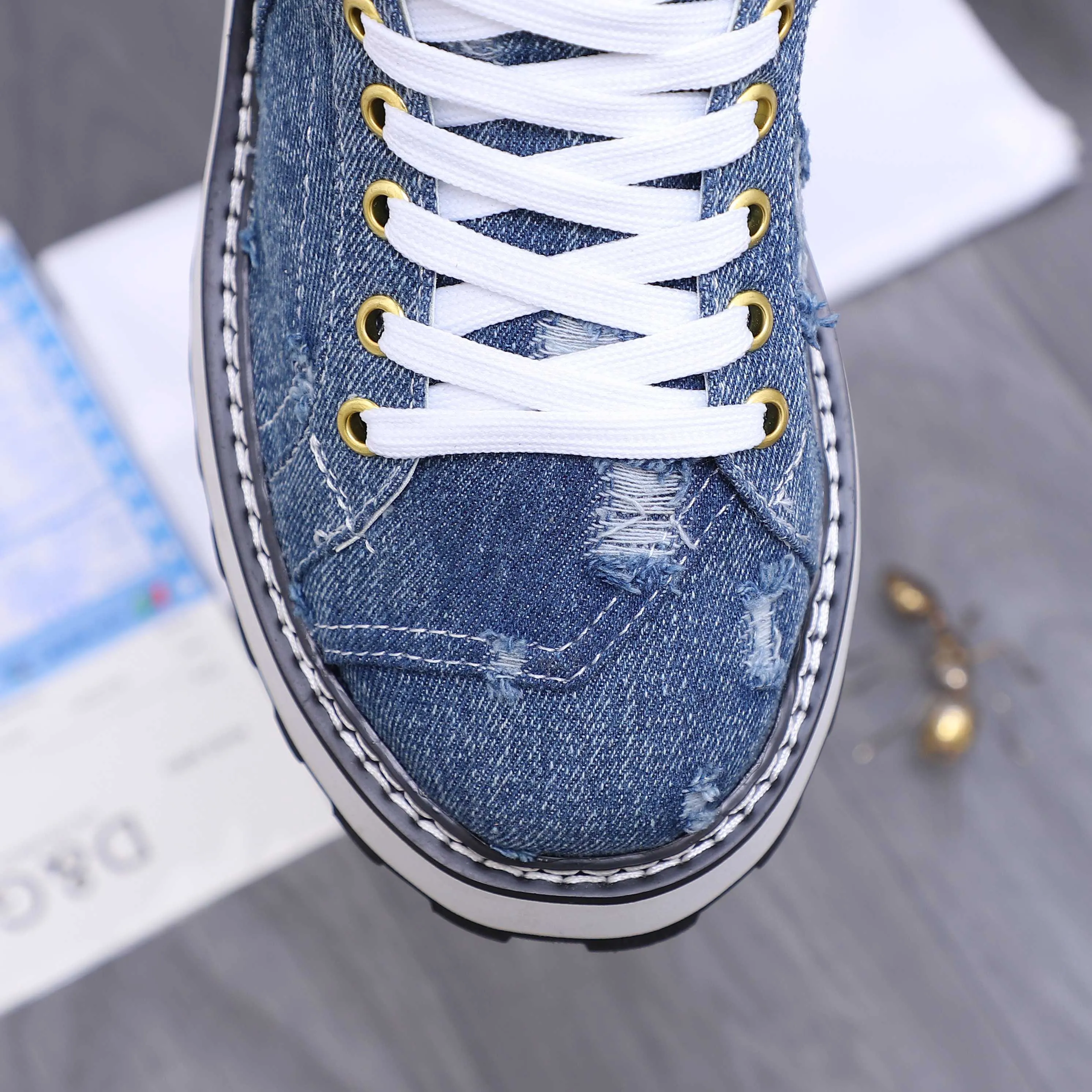 Men's shoes 💰442 Product trademark: DG (Dolce & Gabbana) casual shoes for couples. Regular size: 36-46 (45.46 is custom-made and non-returnable). Product materials: Selected denim stitching upper, leather lining, cowhide insole, non-slip rubber outsole